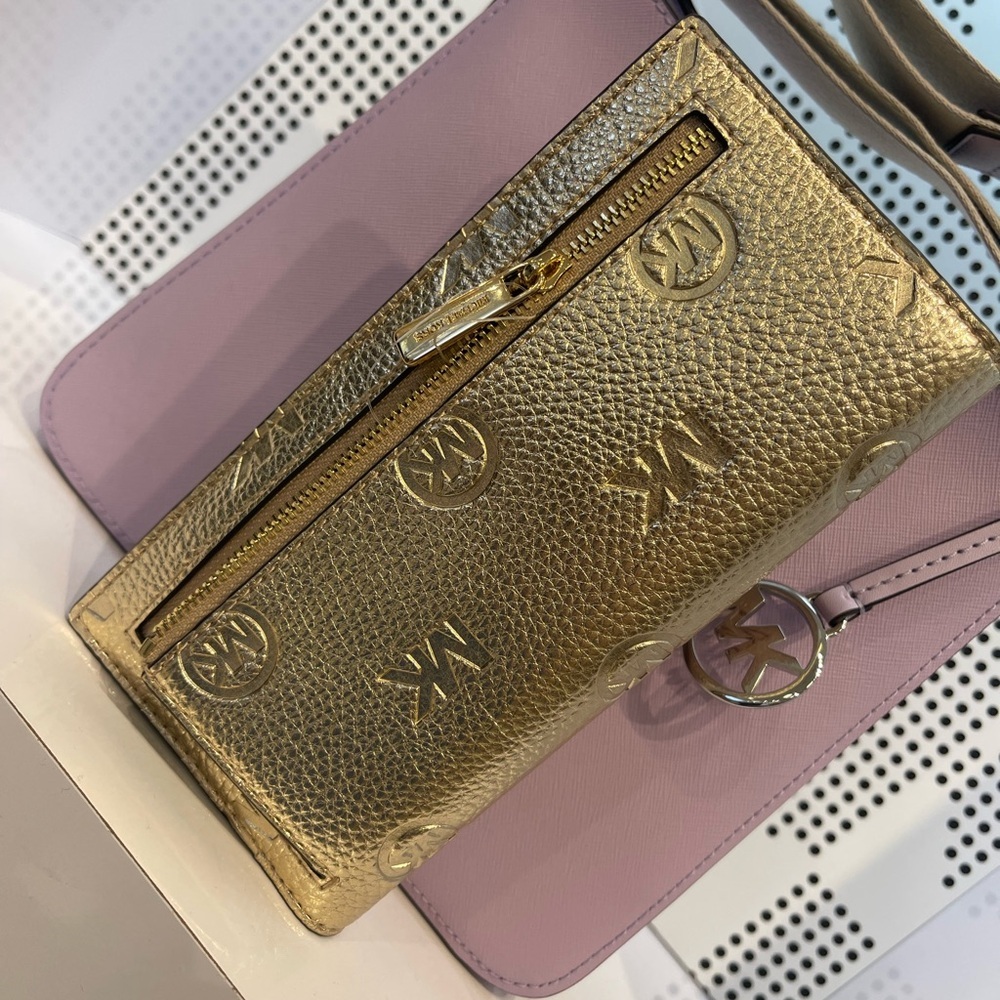 MICHAEL KORS Carson Lg Metallic Logo Debossed Snap Bifold Wallet
Pale Gold
NWT - Picture 7 of 16